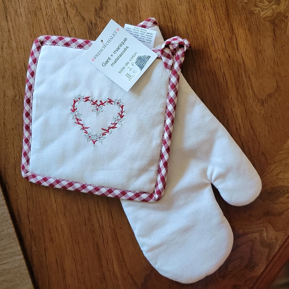 French Chalet ❤ gingham design Neuchatel Bordeaux NWT Potholder set from France